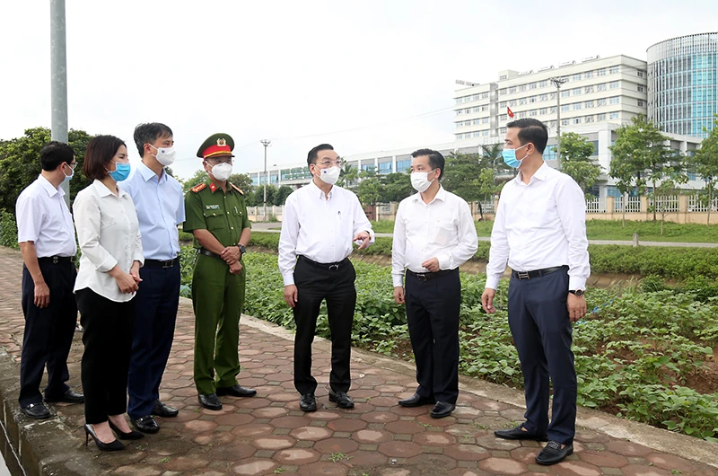 Chủ tịch UBND TP Hà Nội Chu Ngọc Anh kiểm tra công tác cách ly y tế phòng, chống dịch Covid-19 tại Bệnh viện Bệnh Nhiệt đới Trung ương cơ sở 2.