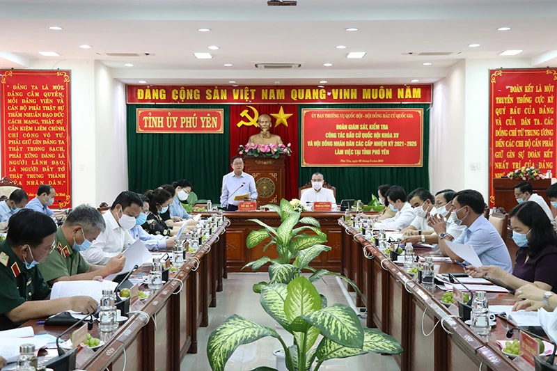 Quang cảnh buổi làm việc Đoàn công tác của Ủy ban Thường vụ Quốc hội và Hội đồng Bầu cử quốc gia với tỉnh Phú Yên.