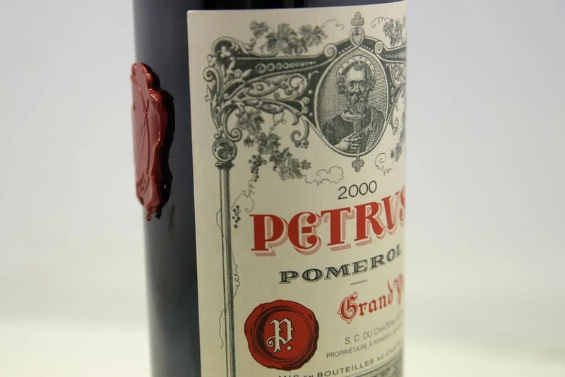 Chai rượu vang đỏ Pétrus đã trải qua một năm quay quanh Trái đất trên Trạm vũ trụ quốc tế được chụp ở Paris vào ngày 3-5. Ảnh: AP. 