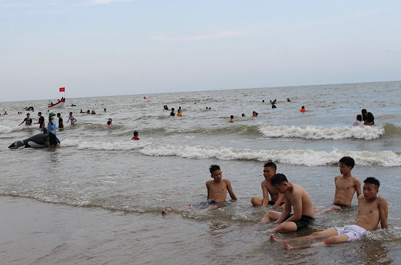 Khách tắm biển Sầm Sơn chiều 2-5.