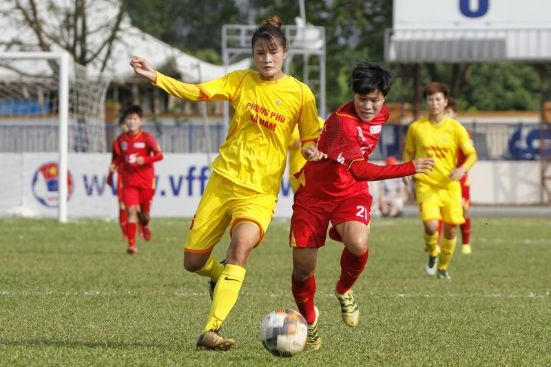 Phong Phú Hà Nam (áo vàng) thi đấu chủ động trước TP Hồ Chí Minh I được đánh giá cao hơn. (Ảnh: VFF)