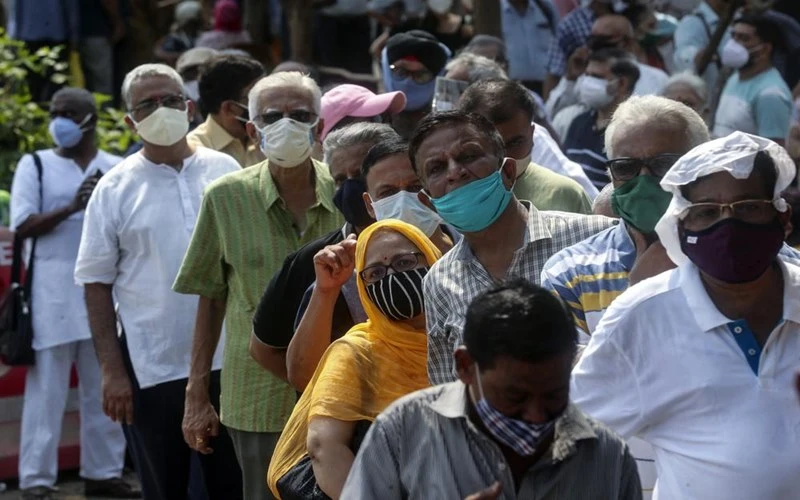 Người dân tại TP Mumbai, Ấn Độ, chờ tiêm vaccine ngừa Covid-19. (Ảnh: AP)