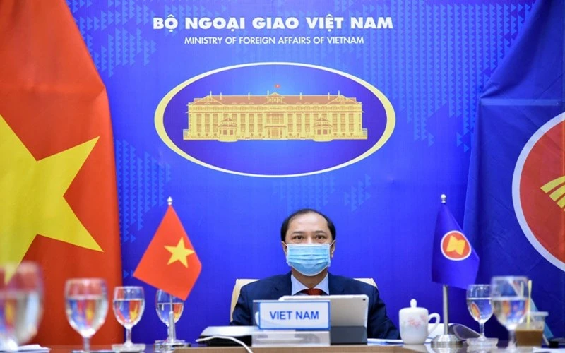 Thứ trưởng Ngoại giao Nguyễn Quốc Dũng tham dự cuộc đối thoại trực tuyến. (Ảnh: Bộ Ngoại giao)