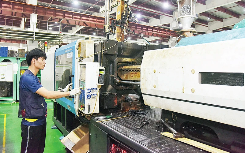 Công nhân Công ty TNHH điện tử CAIS VINA Khu công nghiệp Nam Cầu Kiền, huyện Thủy Nguyên (TP Hải Phòng) trong ca sản xuất. 