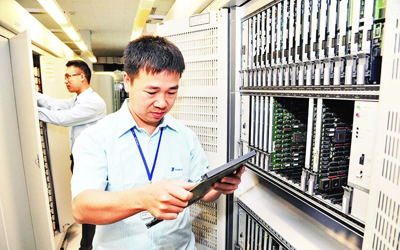 Kỹ sư VNPT Bắc Ninh kiểm tra và bảo dưỡng hệ thống tổng đài.