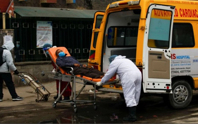 Nhân viên y tế đưa người bệnh Covid-19 tới bệnh viện. (Ảnh: Reuters)