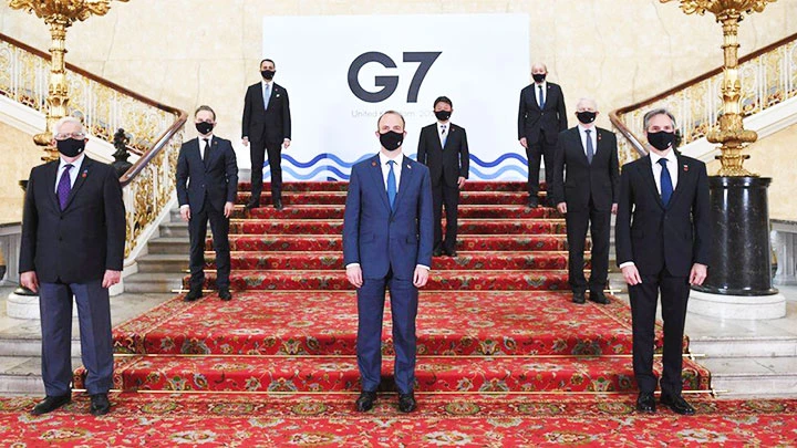 Các Bộ trưởng Ngoại giao G7 tuân thủ quy định về khoảng cách trong bức ảnh chụp chung. Ảnh: REUTERS
