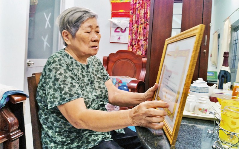 Bà Nguyễn Thị Ni được tặng Huy hiệu 45 năm tuổi Đảng.