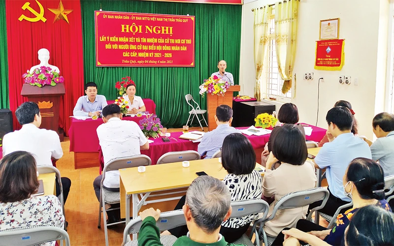 Cử tri tổ dân phố Kiên Thành (Trâu Quỳ, Gia Lâm, Hà Nội) dự hội nghị lấy ý kiến nhận xét và tín nhiệm cử tri nơi cư trú đối với người ứng cử đại biểu HĐND các cấp.