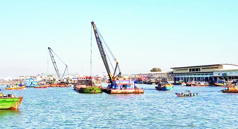 Nạo vét vùng nước neo đậu tàu trước bến 400 CV cảng cá Phan Thiết (tỉnh Bình Thuận).