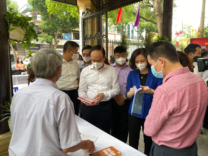 Chủ tịch Ủy ban Bầu cử TP Hà Nội Nguyễn Ngọc Tuấn kiểm tra một số điểm bầu cử thuộc phường Hàng Bài, quận Hoàn Kiếm (Hà Nội).