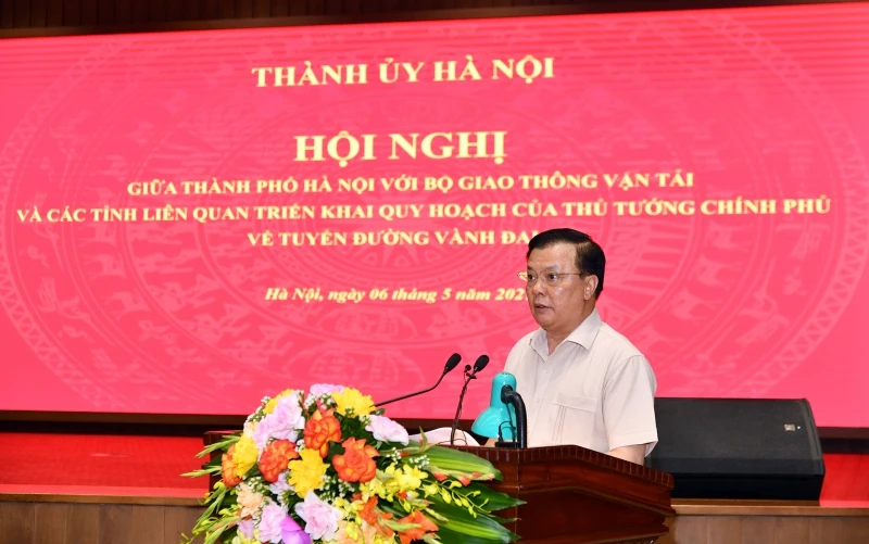 Đồng chí Đinh Tiến Dũng, Ủy viên Bộ Chính trị, Bí thư Thành ủy Hà Nội phát biểu khai mạc hội nghị.