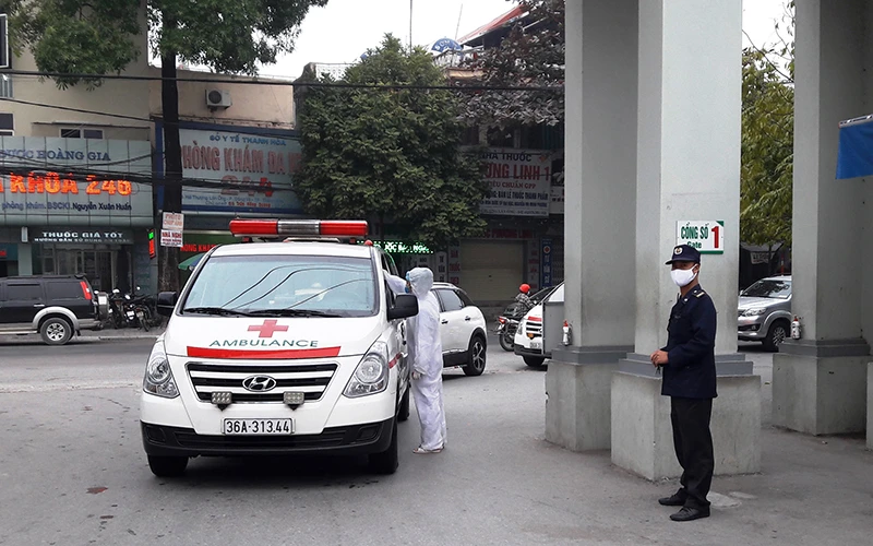 Kiểm tra thân nhiệt người cùng bệnh nhân đến Bệnh viện đa khoa tỉnh Thanh Hóa.