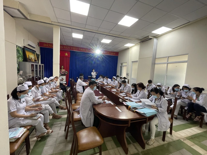 Cơ quan BHXH TP Hồ Chí Minh hướng dẫn cán bộ nhân viên thực hiện cài đặt, đăng ký và sử dụng ứng dụng VssID tại Bệnh viện TP Thủ Đức.