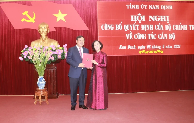 Đồng chí Trương Thị Mai trao Quyết định của Bộ Chính trị về việc phân công đồng chí Phạm Gia Túc làm Bí thư Tỉnh ủy Nam Định, nhiệm kỳ 2020-2025.