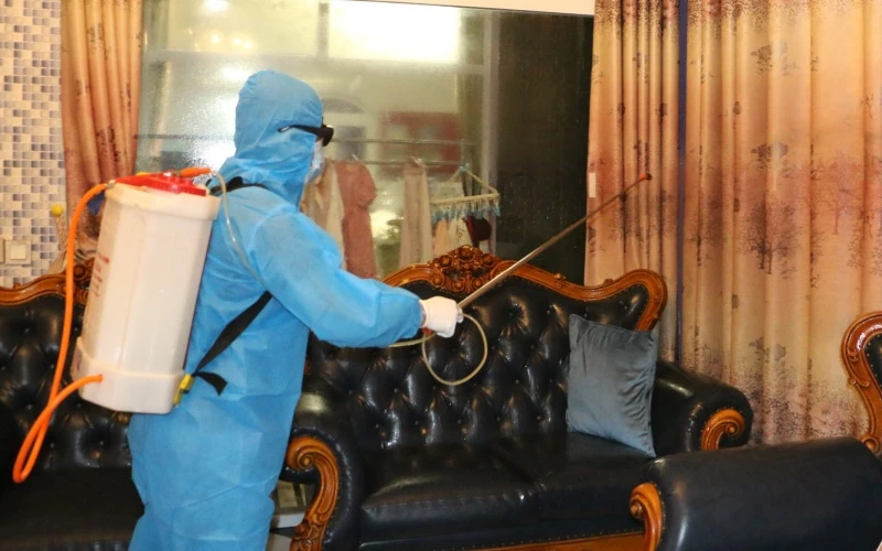 Phun khử khuẩn tại nhà của bệnh nhân N.T.H. (xã Tượng Sơn, huyện Thạch Hà, Hà Tĩnh).