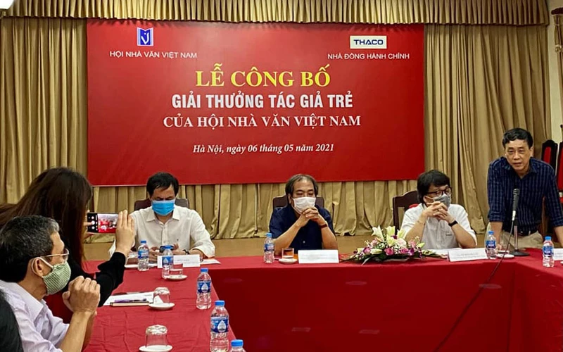 Ban Chấp hành Hội Nhà văn Việt Nam công bố giải thưởng.