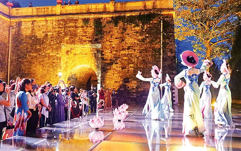 Biểu diễn nghệ thuật trong tua du lịch đêm tại Hoàng thành Thăng Long (Ảnh chụp trước ngày 30-4).