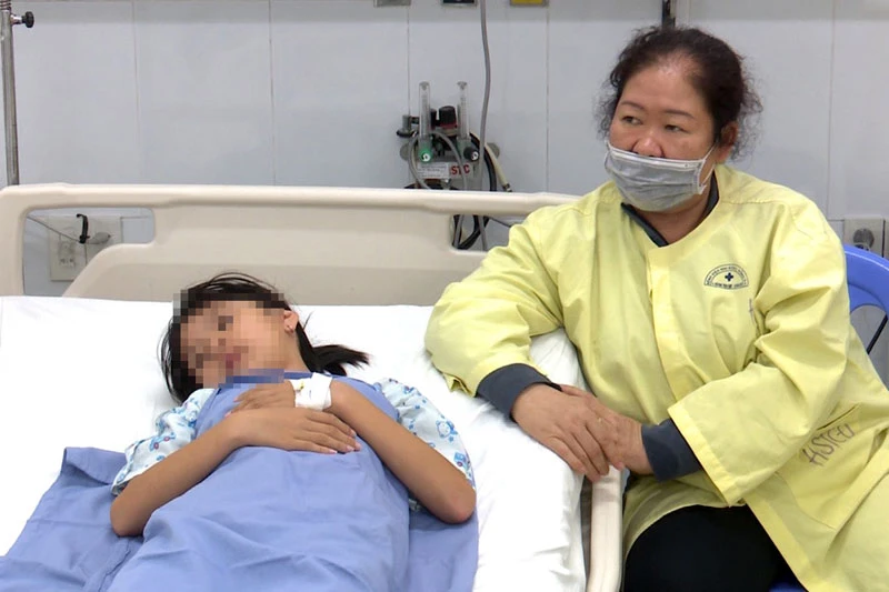 Một trong năm trường hợp đang được điều trị tại Bệnh viện Nhi đồng Đồng Nai.