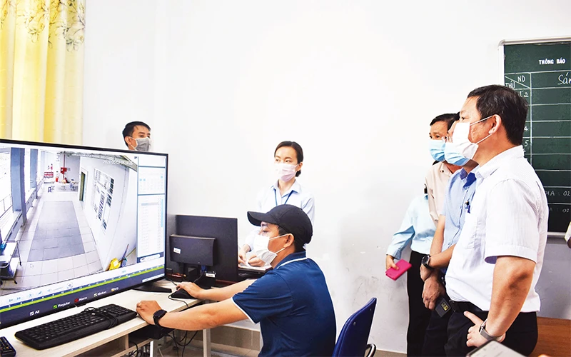 Đoàn công tác của UBND thành phố Hồ Chí Minh kiểm tra công tác phòng, chống dịch Covid-19 tại khu cách ly ở quận 7.