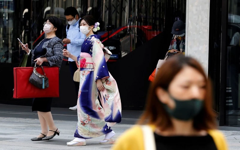 Người dân Tokyo tuân thủ quy định đeo khẩu trang khi ra đường. (Ảnh: Reuters)