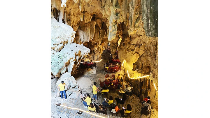 Một số hình ảnh tại khu du lịch hồ Thang Hen và hang động Thanh Bình trưa ngày 1-5.