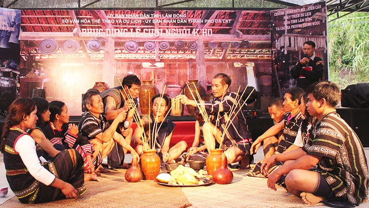 Phục dựng lễ cưới người Cơ Ho do đồng bào Cơ Ho ở huyện Lạc Dương, Lâm Đồng thực hiện.