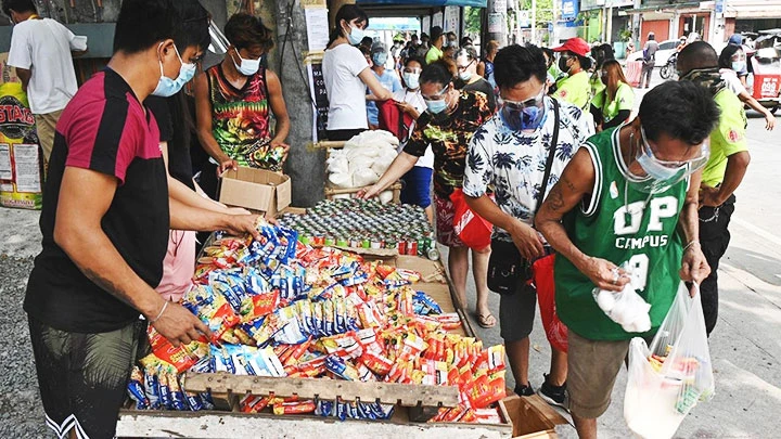 Quầy thực phẩm cộng đồng đã giúp được nhiều người có hoàn cảnh khó khăn tại Philippines. Ảnh: AFP