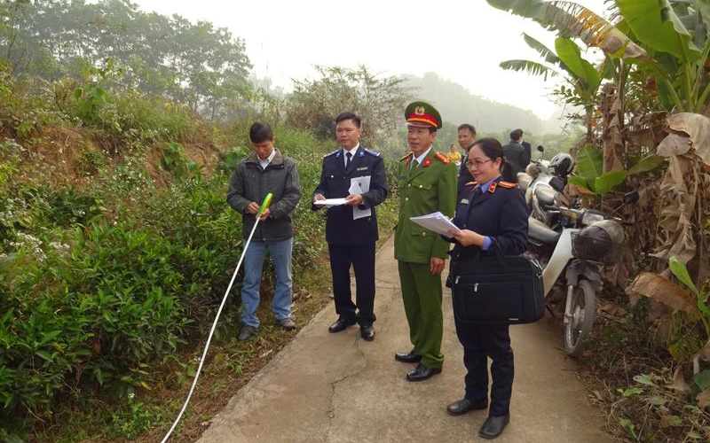Cán bộ thi hành án dân sự tỉnh Thái Nguyên phối hợp đơn vị chức năng kiểm tra thực tế vụ việc tại địa phương.