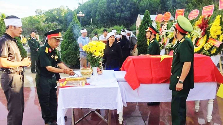 Lễ đưa hài cốt các liệt sĩ trong trận chiến Khâm Đức về Nghĩa trang liệt sĩ Phước Sơn. Ảnh nhân vật cung cấp