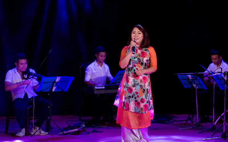 Cô giáo Bạch Thùy Linh (Nguyệt Ca), người khởi xướng dự án chuyển ngữ tiếng Anh cho nhạc thiếu nhi Việt Nam.