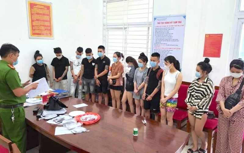 Nhóm 12 thanh niên sử dụng ma túy giữa lúc dịch Covid-19 bùng phát tại Đà Nẵng.