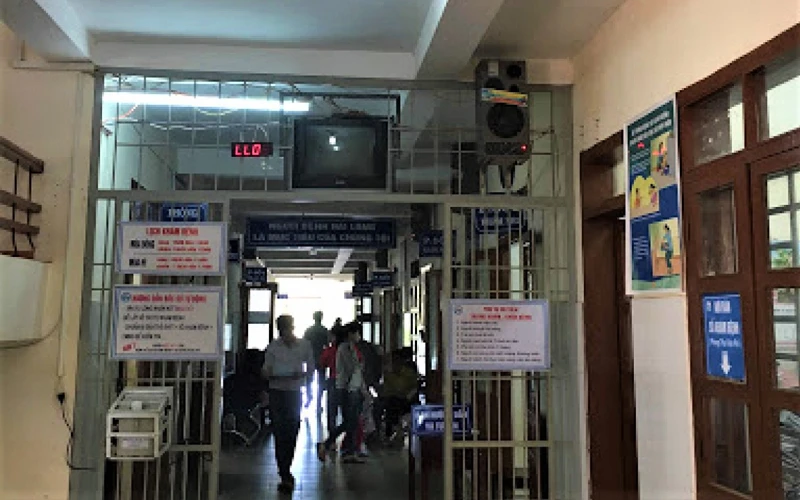 Hàng chục bệnh nhân được đưa vào Trung tâm Y tế huyện Krông Ana cấp cứu nghi do ngộ độc thực phẩm.