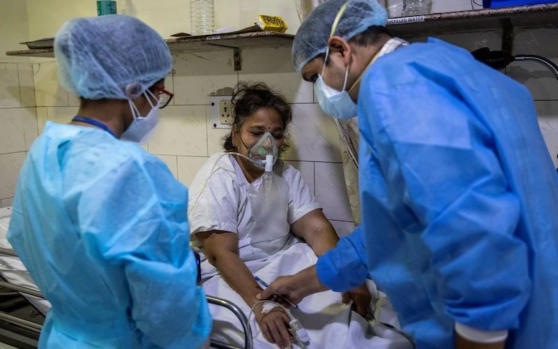 Điều trị cho các bệnh nhân Covid-19 tại Bệnh viện Holy Family, tại New Delhi, Ấn Độ, ngày 1-5-2021. (Ảnh: Reuters)