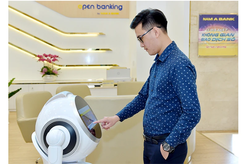 Robot OPBA chào đón khách hàng khi đến giao dịch tại Nam A Bank.