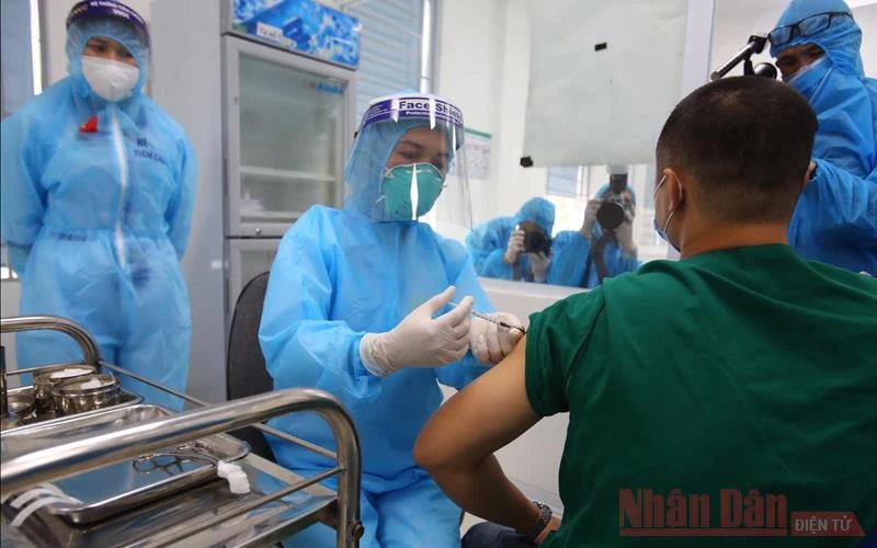 Tiêm vaccine phòng dịch Covid-19 cho nhân viên y tế trên địa bàn Hà Nội. Ảnh: Duy Linh