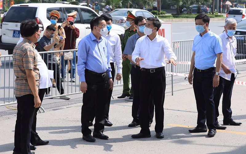 Lãnh đạo TP Hà Nội kiểm tra công tác phòng, chống dịch tại bệnh viện K cơ sở 3 Tân Triều sáng 7-5.