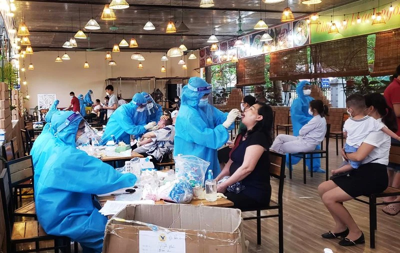 Nhân viên y tế lấy mẫu xét nghiệm đối với người dân khu đô thị Đồng Sơn (TP Phúc Yên).
