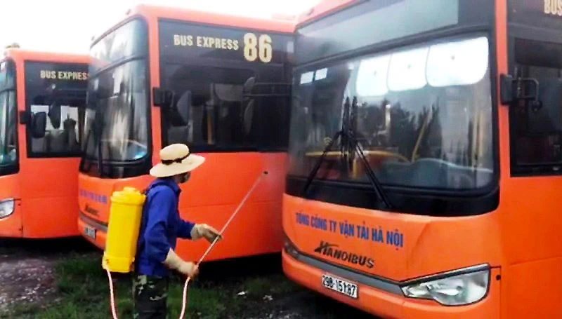 Tổng Công ty vận tải Hà Nội thực hiện khử khuẩn xe buýt.
