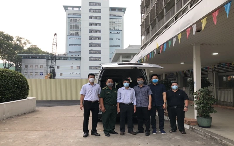 Đội phản ứng nhanh Bệnh viện Chợ Rẫy trước giờ lên đường đến Kiên Giang. (Ảnh: Bệnh viện cung cấp)