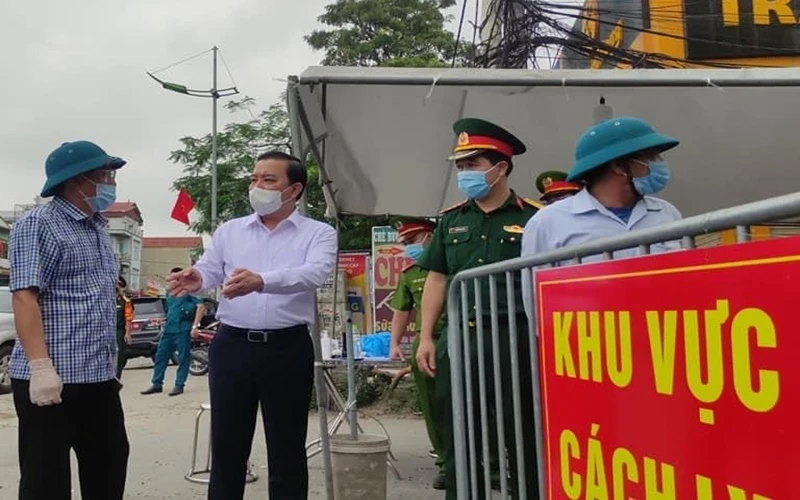 Phó Chủ tịch UBND TP Hà Nội kiểm tra công tác khoanh vùng dập dịch ở xã Tô Hiệu, huyện Thường Tín (Hà Nội).
