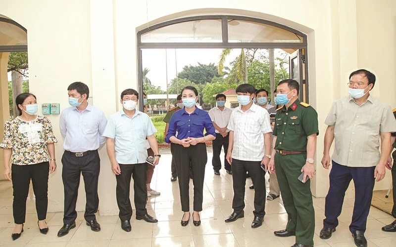 Các đồng chí lãnh đạo tỉnh kiểm tra công tác chuẩn bị khu cách ly tại huyện Yên Lạc.