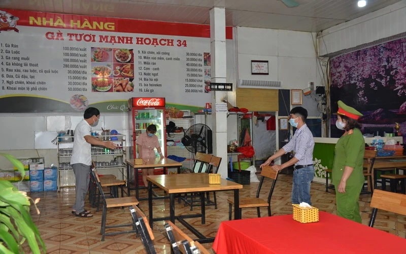 Công an phường Tân Thanh (thành phố Điện Biên Phủ) ra quân dẹp hàng quán trên địa bàn.