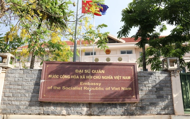 Đại sứ quán Việt Nam tại Lào nằm trên đường Singha, thủ đô Vientiane.