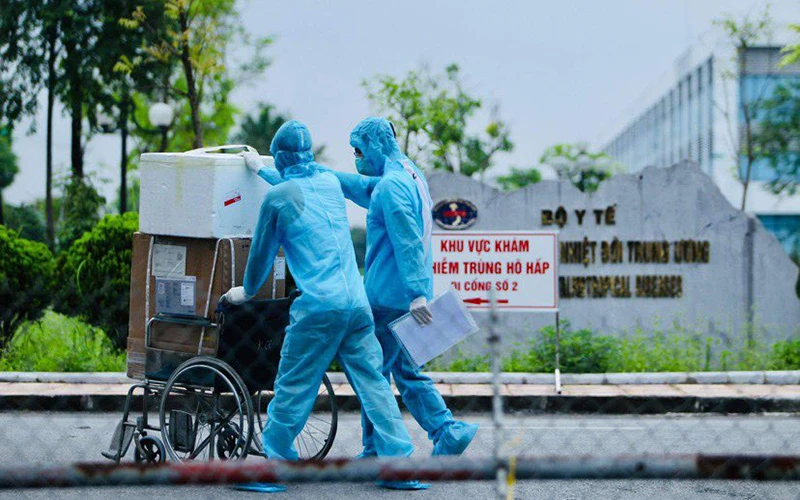 Nhân viên y tế vận chuyển hàng hóa, thiết bị trong Bệnh viện Bệnh nhiệt đới Trung ương sau khi có quyết định cách ly y tế. Ảnh: NGUYỄN KHÁNH