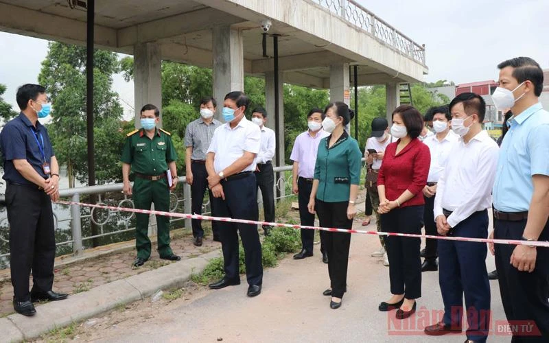Thứ trưởng Y tế thăm chốt kiểm dịch Covid-19 tại thành phố Bắc Ninh