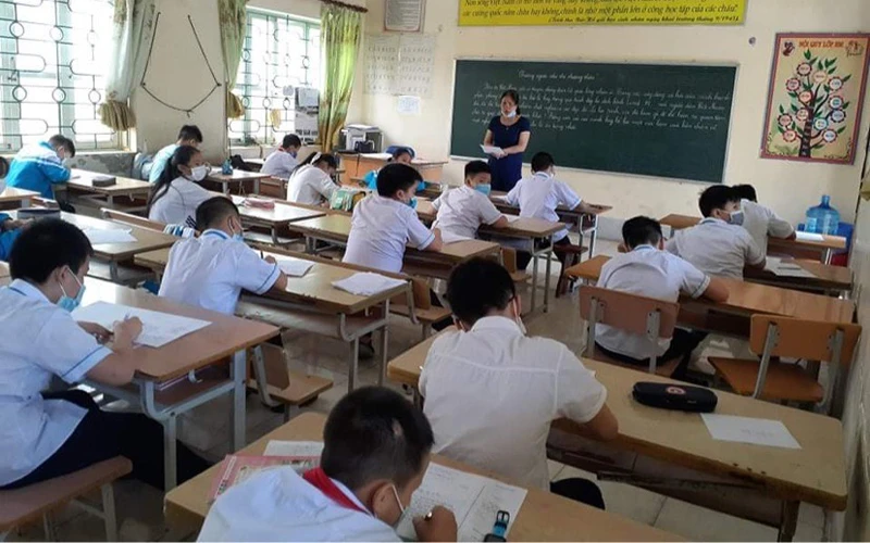 Học sinh Trường Tiểu học Hà Nội – Điện Biên Phủ làm bài thi học kỳ II.