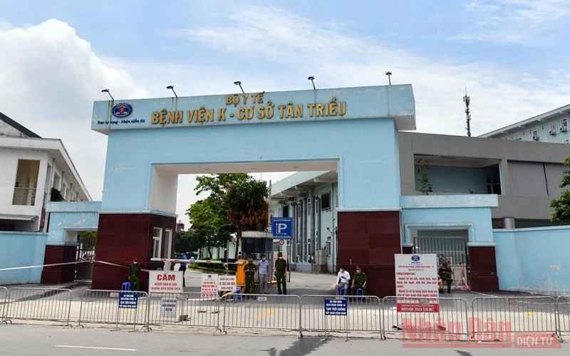Các lực lượng chức năng lập hàng rào kiểm soát việc phong toả Bệnh viện K cơ sờ Tân Triều. (Ảnh: DUY LINH)