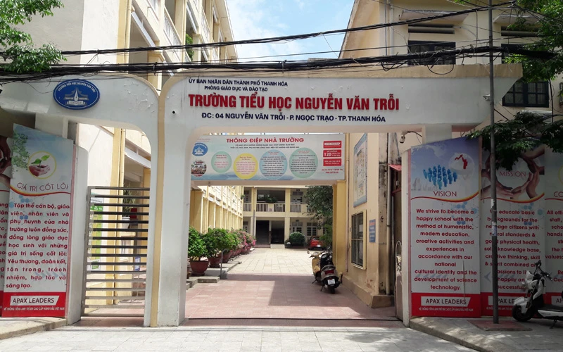 Trường Tiểu học Nguyễn Văn Trỗi ở phường Ba Đình dừng đón học sinh tựu trường, học tập trung do có 92 F2 tiếp xúc với F1 của BN 3091.