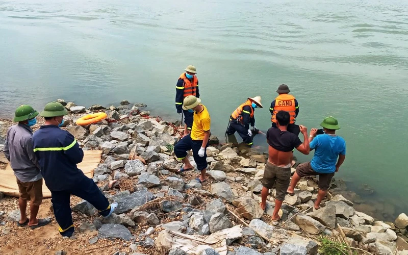 Lực lượng chức năng đã tìm thấy, vớt thi thể nạn nhân bị đuối nước.